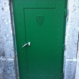 schwere Metallsicherheitstür grün lackiert mit Wappen
