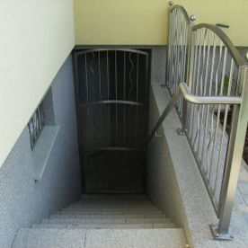 Metallgeländer an der offenen Seite einer Treppe, die ins Untergeschoss führt