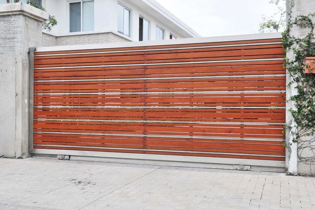 Sichtschutz und Eingangstor in einem. Rechteckig und mit halbtransparentem Metall oder Glas versehen in der Farbe rostrot und weiß
