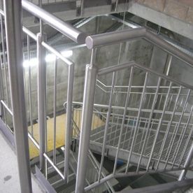 Metallgeländer und Treppe in einem Industriebau
