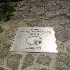 Metallplatte in Steinweg eingefasst: 2. Wiener Hochquellenleitung