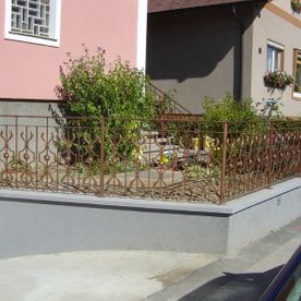 individuell designter Metallzaun in Kupfer lackiert um ein Grundstück mit Einfamilienhaus